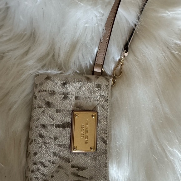 Michael Kors Handbags - Michael Kors cream and tan coin Wristlet